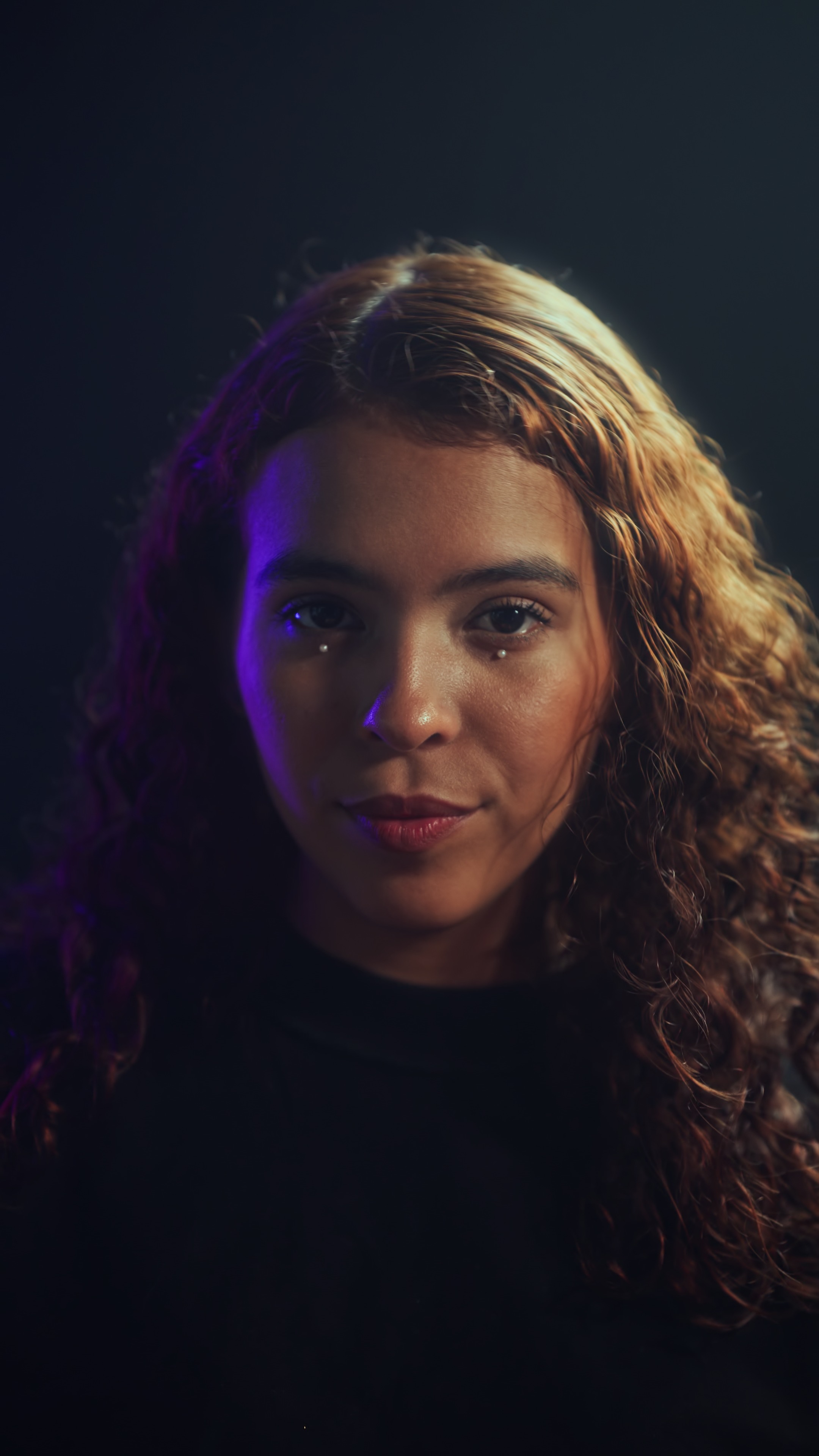 Cinematic portrait with dramatic lighting, Estudio Helios