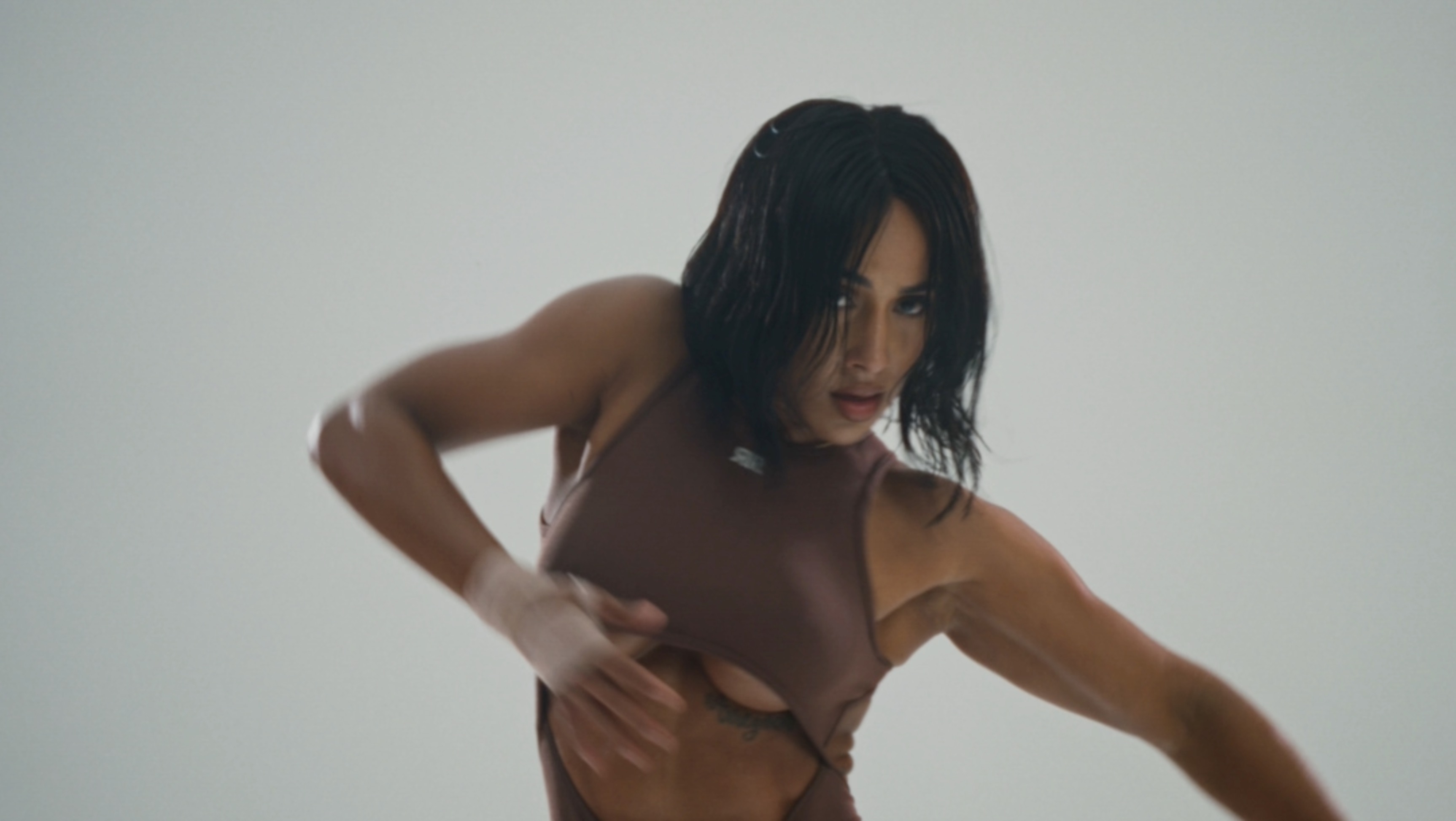 Creative dance film on white background, Estudio Helios